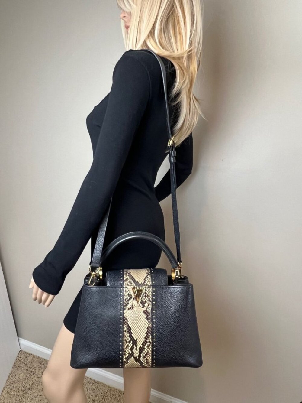 Louis Vuitton Taurillon Capucines MM Black Shoulder Bag - Picture 4 of 16